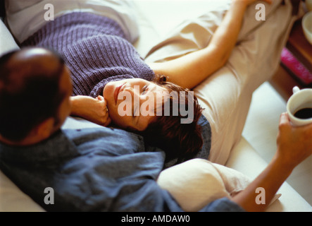 Nahaufnahme von paar gemütlich auf Sofa Stockfoto