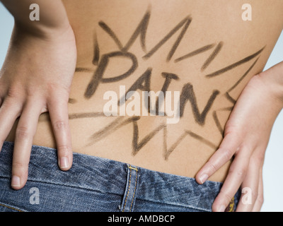 Rückansicht des Frau mit Händen am unteren Rücken mit Schmerzen darauf geschrieben Stockfoto