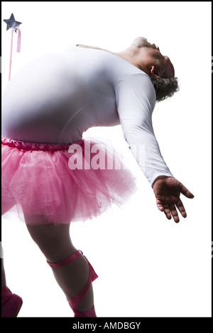 Übergewichtigen Mann im Tutu mit dem Zauberstab zu tanzen Stockfoto