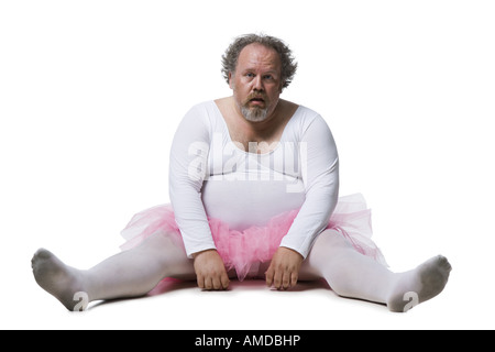 Übergewichtigen Mann im Tutu auf Boden sitzend Stockfoto