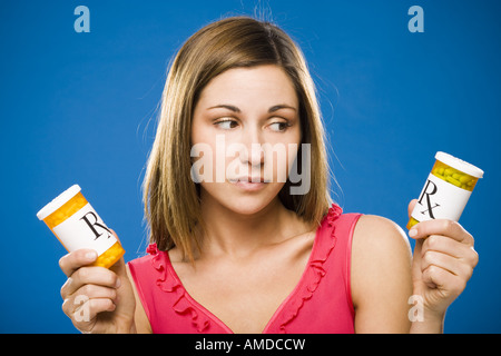 Frau mit zwei Flaschen Rezept Kapseln Stockfoto