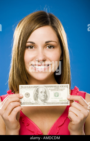 Frau mit hundert amerikanischen Dollar Bill lächelnd Stockfoto