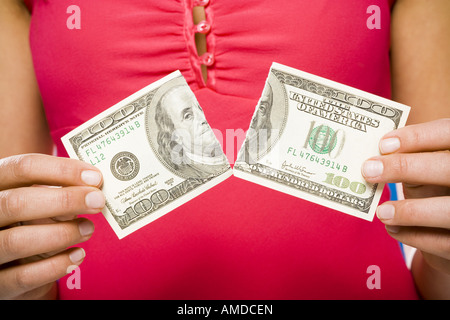 Frau reißen amerikanischen hundert-Dollar-Schein Stockfoto