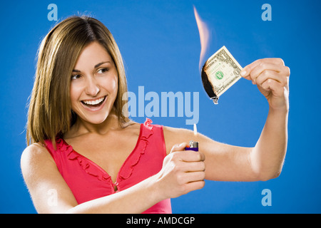 Frau Einstellung American einen Dollarschein in Brand Stockfoto