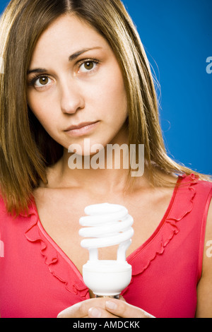 Frau mit Energie effiziente Glühbirne Stockfoto