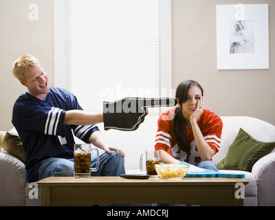 Mann und Frau sitzen auf Sofa Fußball gucken Stockfoto