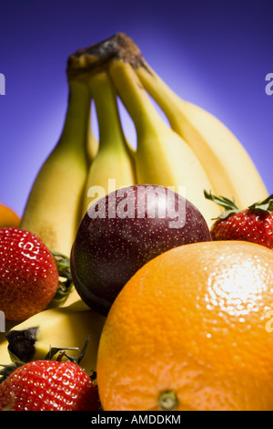 Haufen von Obst und Beeren Stockfoto