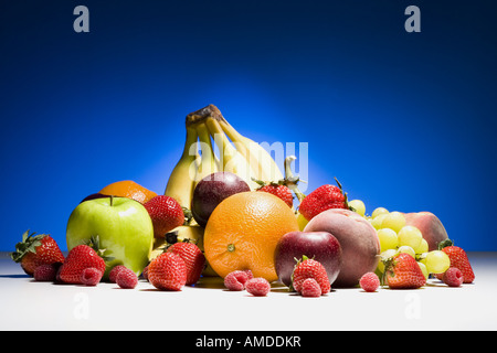 Haufen von Obst und Beeren Stockfoto