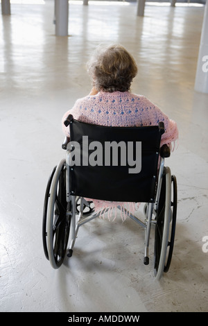 Rückansicht einer alten Frau im Rollstuhl sitzen. Stockfoto