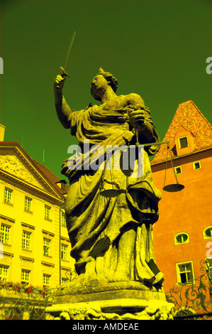 Justitia-Brunnen vor neuen Waag und Thon Dittmer Palaises im Hintergrund am Haidplatz Regensburg Bayern Deutsch Stockfoto