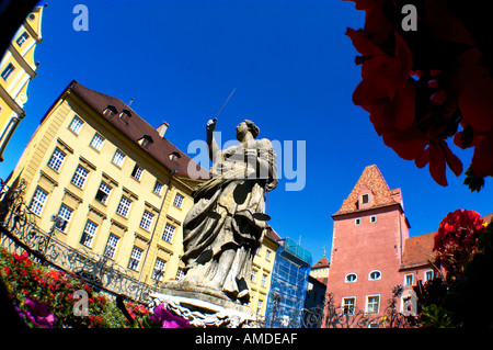 Justitia-Brunnen vor neuen Waag und Thon Dittmer Palaises im Hintergrund am Haidplatz Regensburg Bayern Deutsch Stockfoto