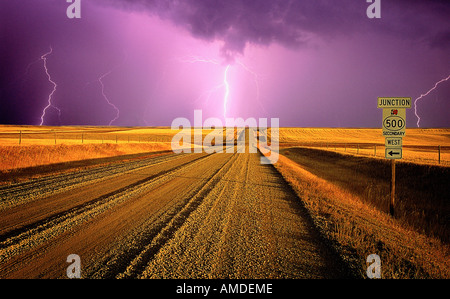 Blitze über unbefestigte Straße und Landschaft, in der Nähe von Milk River, Süd-Alberta, Kanada Stockfoto