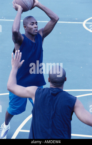 Männer spielen Basketball im freien Stockfoto