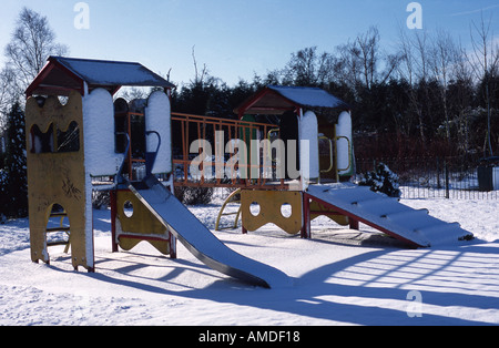 Spielplatz im Schnee, Heston Park West London England UK Stockfoto