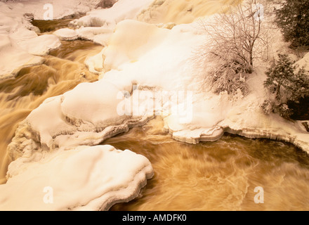 Schnee bedeckte Landschaft und Stream, Chutes de Plaisance, Riviere Petite Nation, Quebec, Kanada Stockfoto