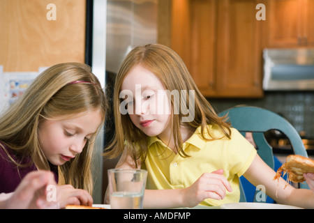 Ansicht von zwei Mädchen Pizza essen. Stockfoto
