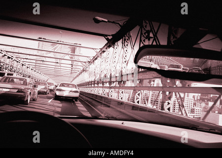 Sicht des Fahrers des Verkehrs auf der Brooklyn Bridge, New York, NY, USA Stockfoto