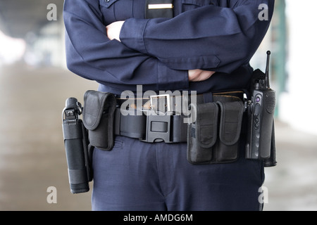 Mittelteil eines weiblichen Polizisten stehen. Stockfoto