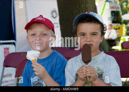 Zwei kleine Jungs essen Eis Stockfoto