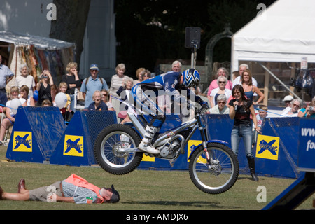 Motorrad Stunt Teamfahrer auf einem display Stockfoto