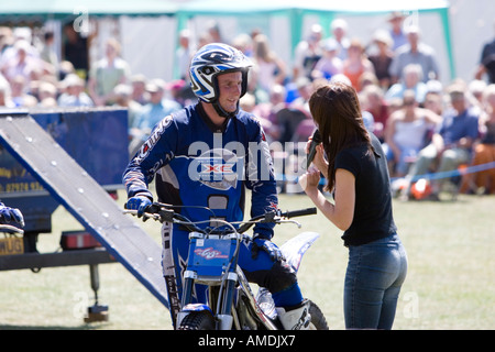 Motorrad Stunt Teamfahrer auf einem display Stockfoto