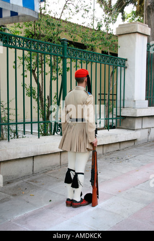 griechische traditionelle Garde der Ehre Tsolias stehend Stockfoto