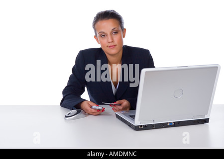 Büroangestellte mit Kreditkarte Stockfoto