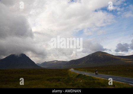 Motorradfahrer auf der Straße von Glencoe (A85), Highland Region, Schottland Stockfoto