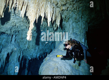 Mexico Festland Taucher Unterwasser Dos Ojos zwei Augen Cenote Höhle Stockfoto