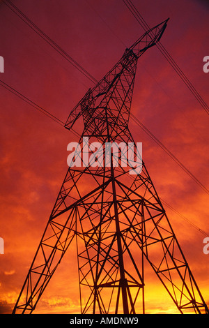 Silhouette von Stromleitungen und Sendemast bei Sonnenuntergang Alberta, Kanada Stockfoto