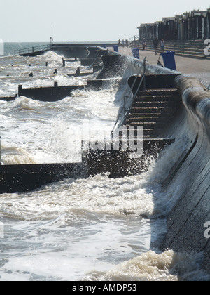 Küste von Essex meer Abwehr durch starke Nordsee Wind & Wellen schlagen konkrete Ufermauer am Badeort Walton auf der Naze Großbritannien zerschlagen Stockfoto