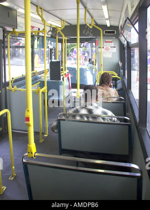 Rückansicht der Personen, die im Inneren des Eindecktransports für den öffentlichen Personenbusservice London tfl sitzen, England, Großbritannien Stockfoto