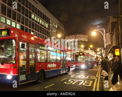 Oxford Street London 5 00 Uhr Wochentag ein paar Tage vor Weihnachten bequem Niederflur-Busse Stockfoto