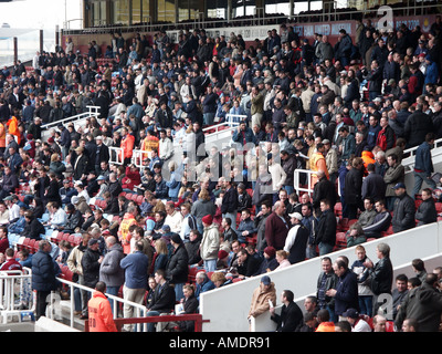 West Ham Fußball Stadion Massen der Zuschauer warten auf kick-off Stockfoto