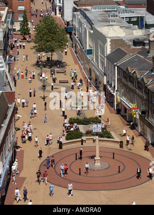 Chelmsford High Street Blick hinunter auf das klassische Beispiel einer Zeit vielbefahrenen Schnellstraße über zugunsten der Käufer gepflasterte Stockfoto