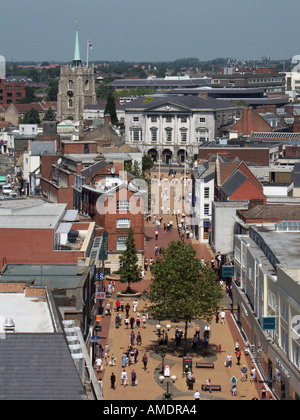 High Street Blick hinunter auf das klassische Beispiel einer Zeit vielbefahrenen Schnellstraße über zugunsten der Käufer Chelmsford Essex England Großbritannien gepflastert Stockfoto