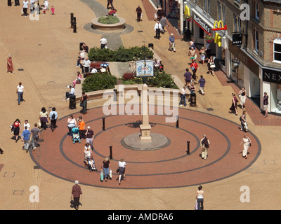 Chelmsford Teil der High Street hinunter auf klassisches Beispiel für eine Zeit verkehrsreichen Autobahn gepflastert zugunsten der Käufer anzeigen Stockfoto