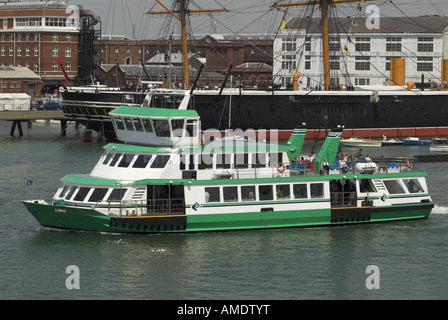 Ein erhöhter Blick auf die Portsmouth Harbour Gosport Passagier Fähre. Stockfoto