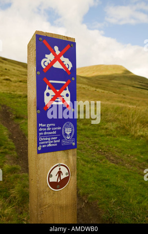 Open Access und Warnzeichen Einschränkung fahren auf Gemeindeland Taff Fechan Brecon Beacons Wales UK Stockfoto