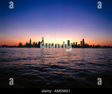 Die Skyline der Stadt in der Abenddämmerung Chicago, Illinois, USA Stockfoto