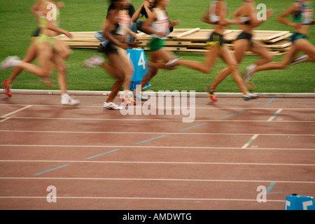 Frauen-Track-Rennen aus klassischen Sportarten treffen in Athen Griechenland Stockfoto