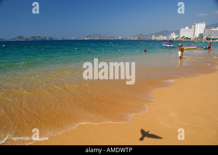 Nordamerika, Mexiko, Bundesstaat Guerrero, Acapulco. Beliebter Strand in der Goldenen Zone auf Bucht von Acapulco. Stockfoto