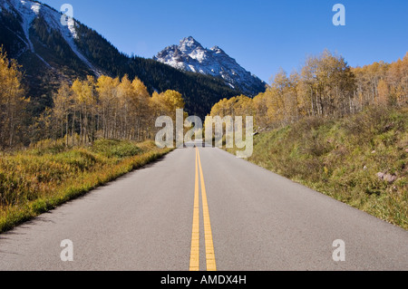 Aspen gesäumten Straße führt zu Schnee bedeckten Pyramide Peak Pitkin County Colorado Stockfoto