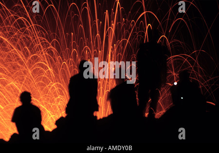 Menschen beobachten einen ausbrechenden Vulkan Mount Yasur Tanna Insel Vanuatu Stockfoto