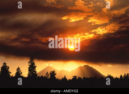 Sonnenuntergang über Berge und Bäume in der Nähe von Bend, Oregon, USA Stockfoto