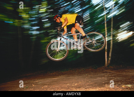 Mann-Mountainbiken Stockfoto