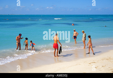 Schnorchler und Strand Kämmmaschinen an einem weißen Sandstrand in den Dry Tortugas in der Nähe von Fort Jefferson National Park Stockfoto