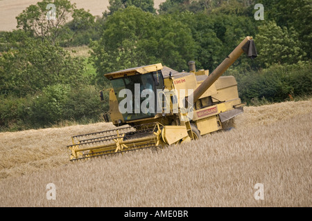 Gelbe New Holland Mähdrescher arbeiten Cotswolds UK Stockfoto