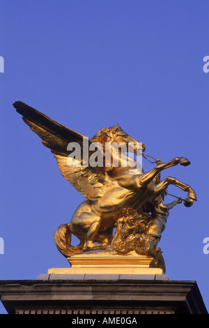 STATUE AUF DER BRÜCKE ALEXANDRE III IN PARIS ODER ILE DE FRANCE, FRANKREICH Stockfoto