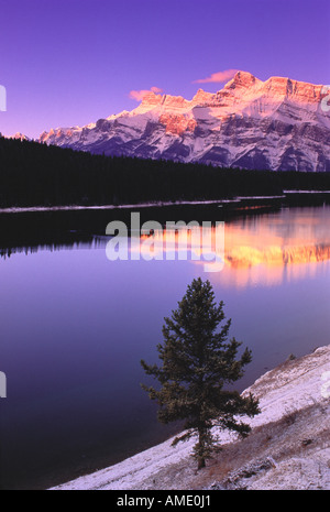 Sonnenuntergang über zwei Jack Lake Mount Rundle, Banff Nationalpark, Alberta, Kanada Stockfoto